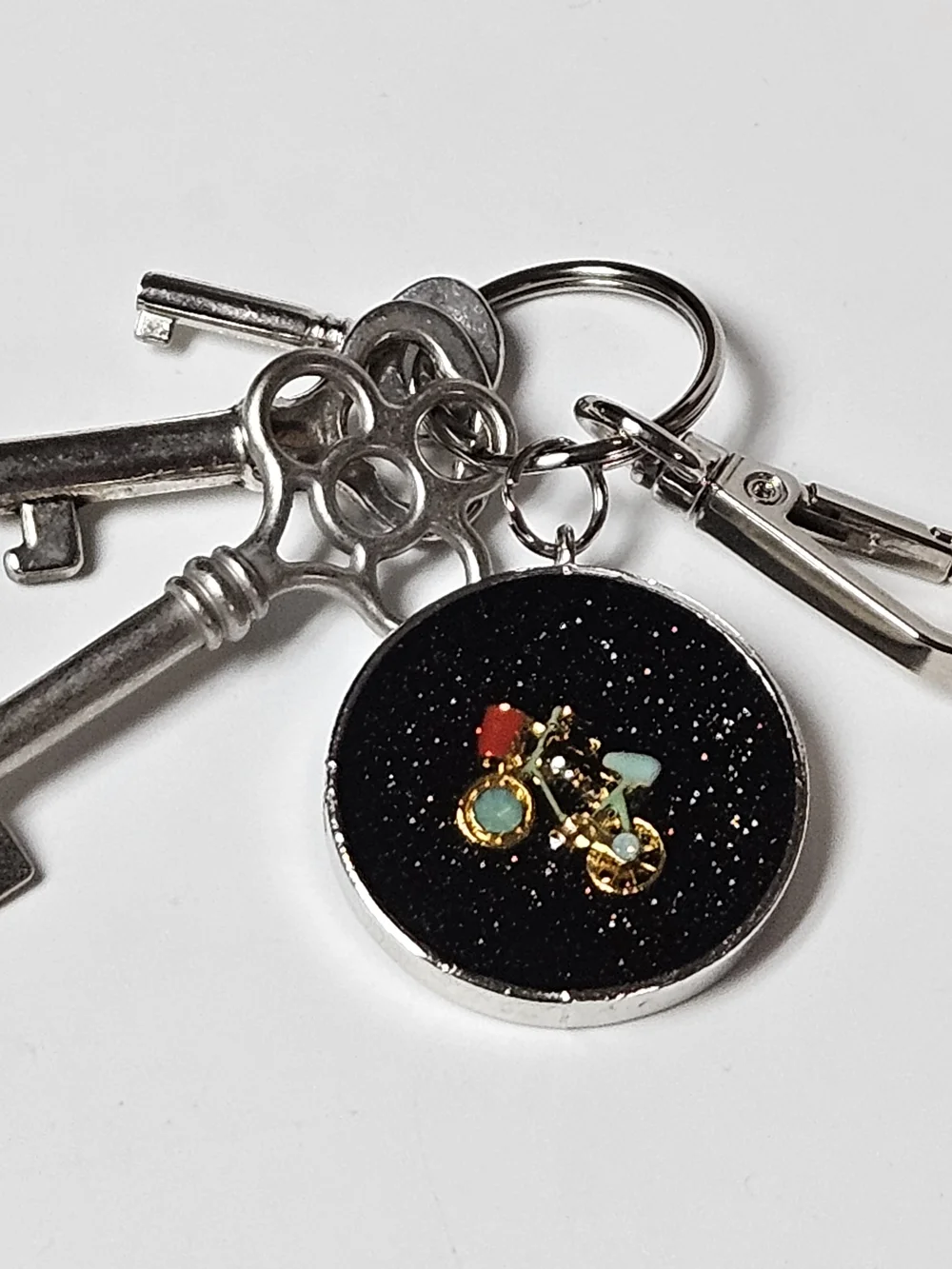 Gold Bicycle Pendant Keychain with Black Glitter Dial